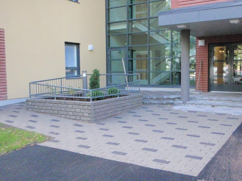 Kivetty sisäänkäynti ja istutuslaatikko